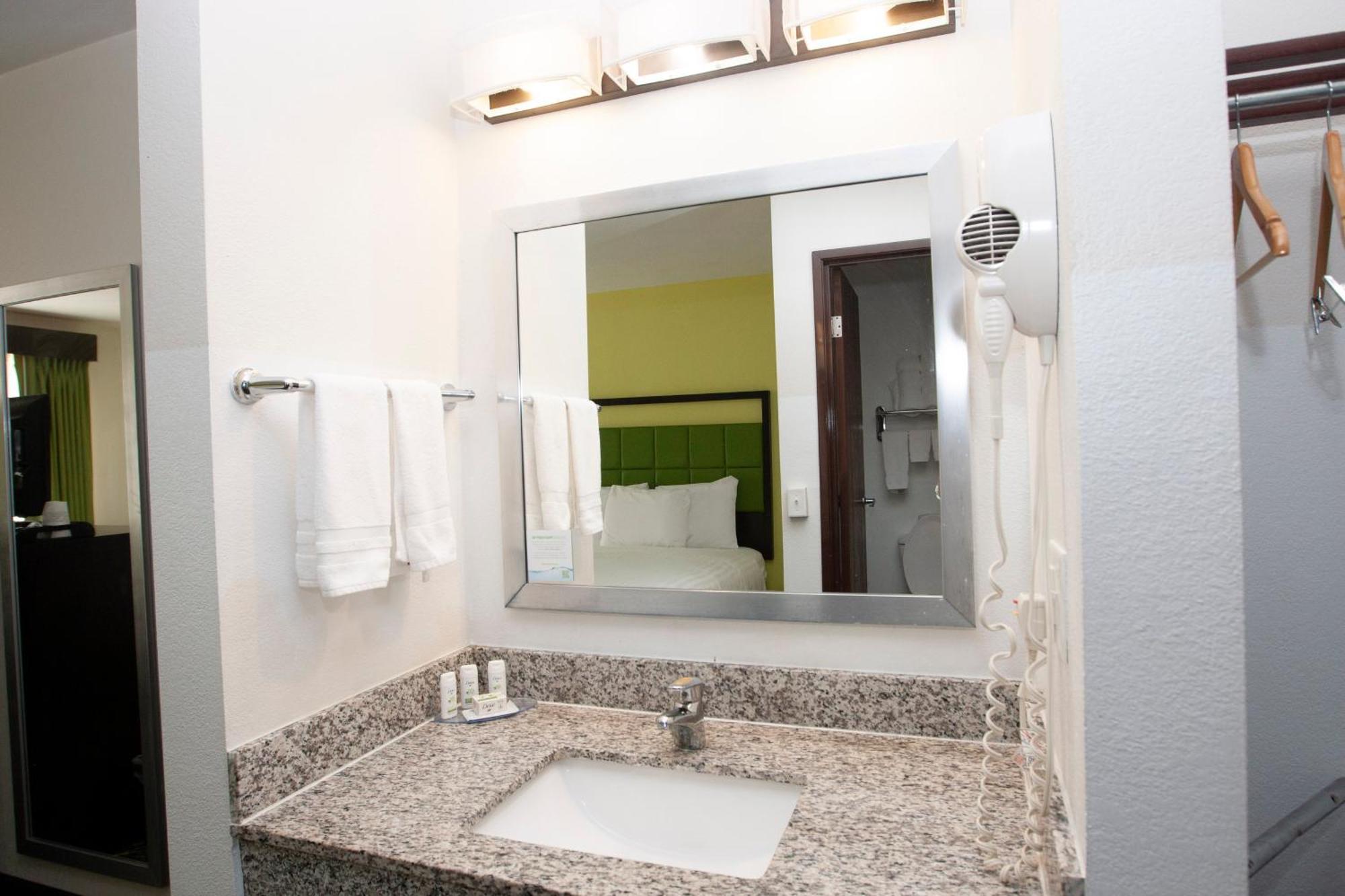 Americinn And Suites By Wyndham Delafield-Waukesha-Milwaukee Quarto foto