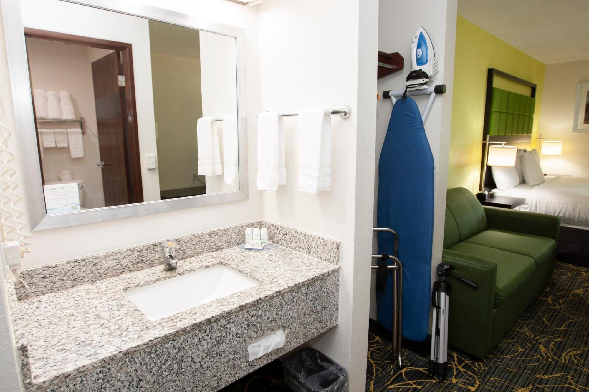 Americinn And Suites By Wyndham Delafield-Waukesha-Milwaukee Quarto foto