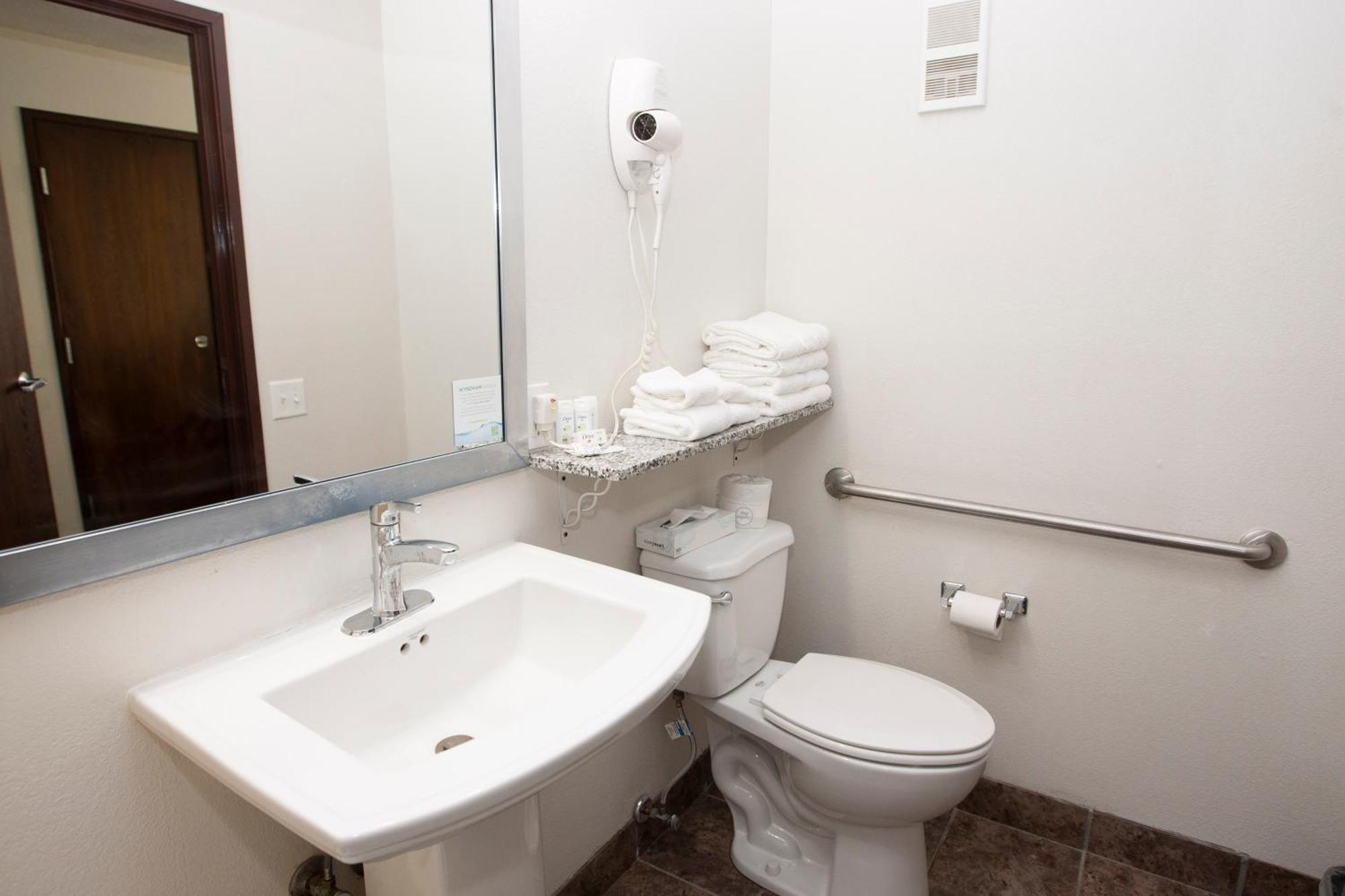 Americinn And Suites By Wyndham Delafield-Waukesha-Milwaukee Quarto foto